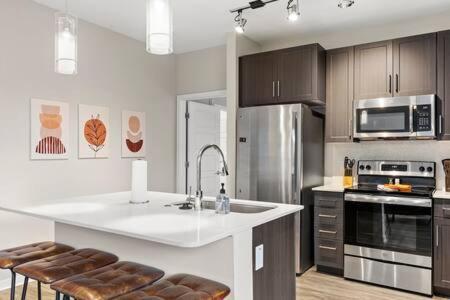 Paradise Cozysuites With Pool And Jacuzzi 11