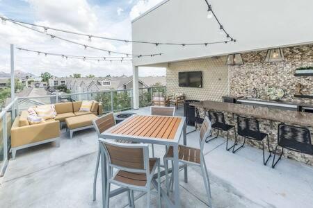Paradise Cozysuites With Pool And Jacuzzi 11